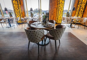 Breakfast, lunch, dinner served; international cuisine 