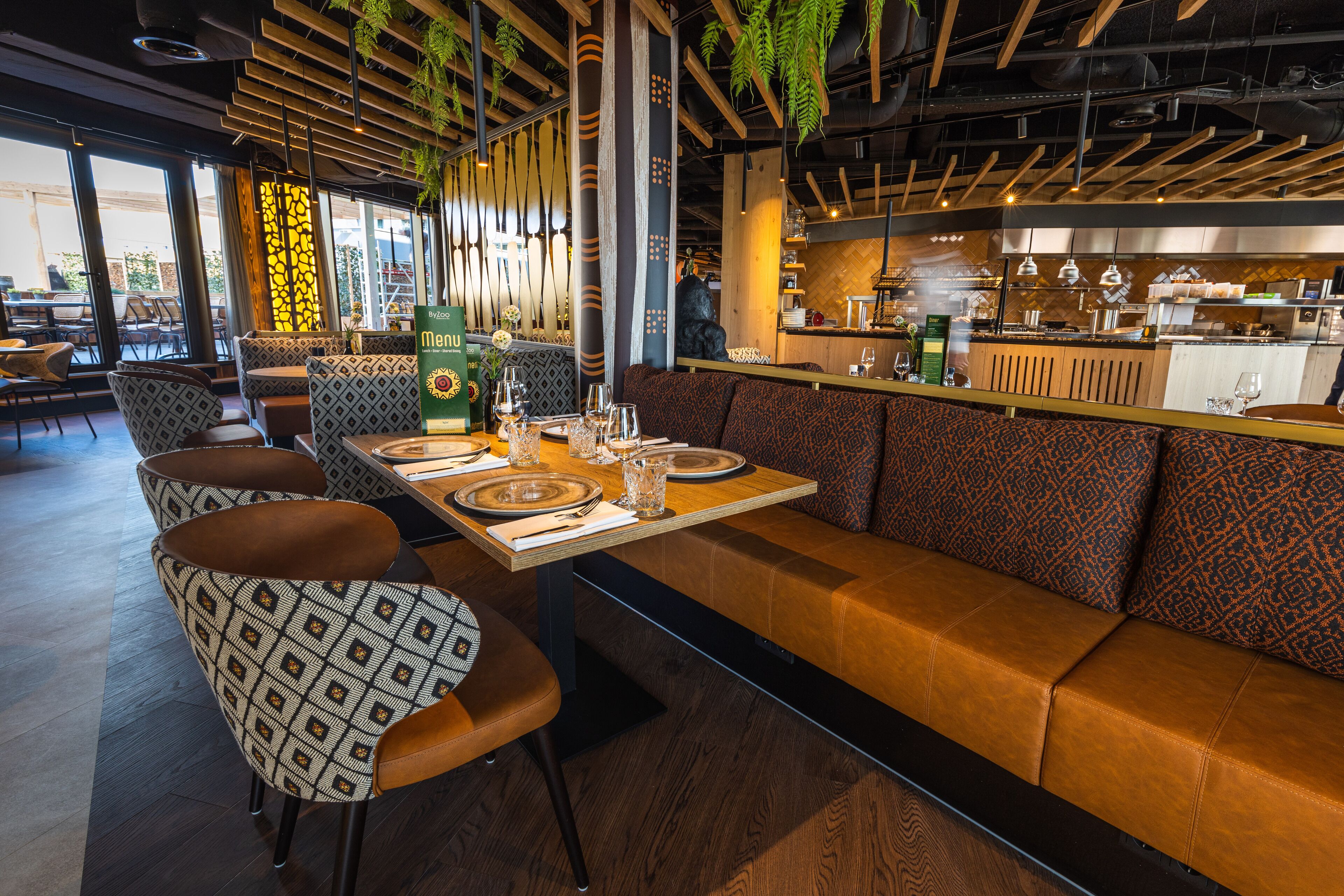 breakfast, lunch, dinner served; international cuisine