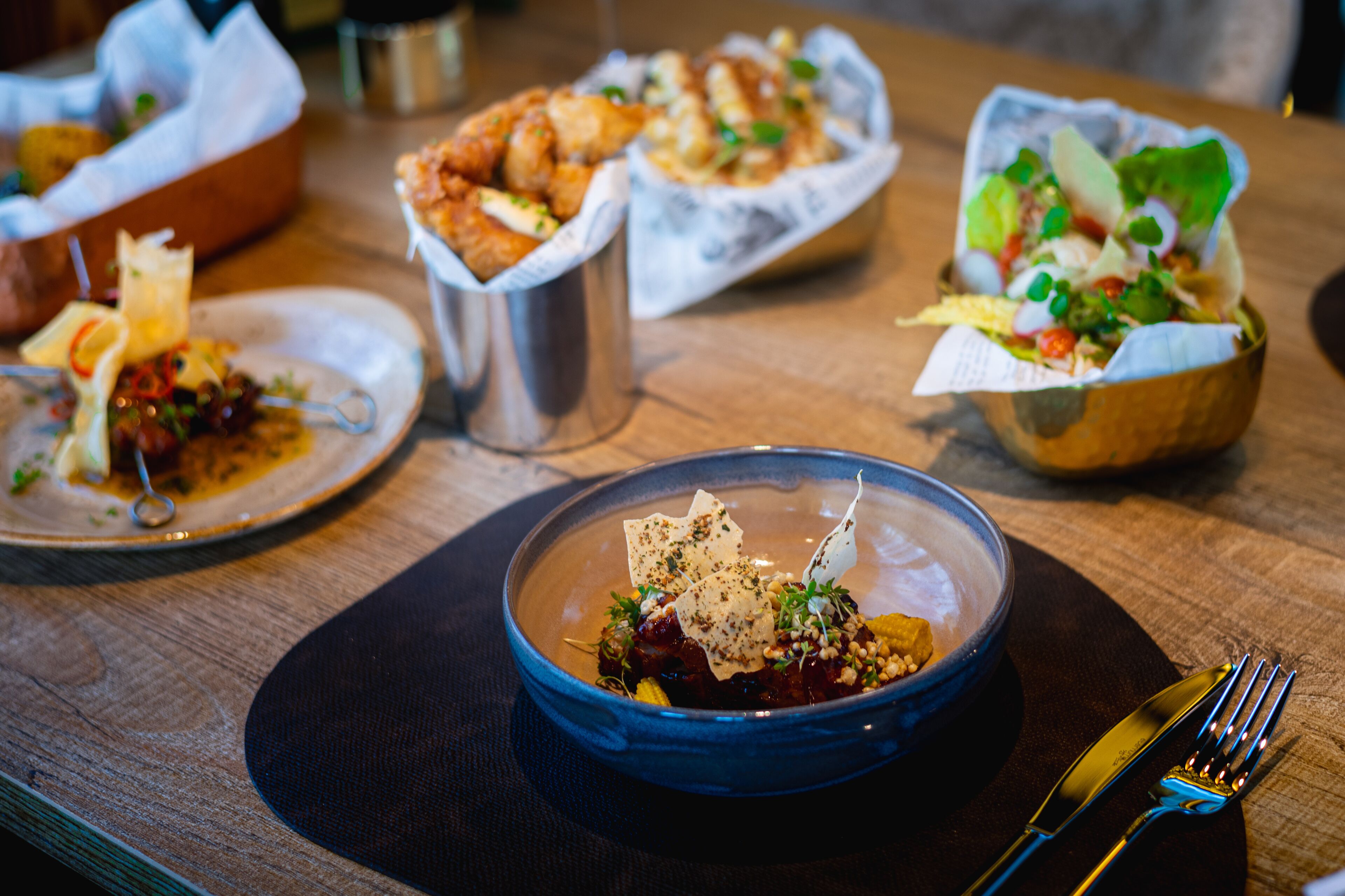 breakfast, lunch, dinner served; international cuisine