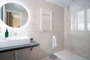 Badewanne, Haartrockner, Handtücher