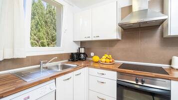 Frigorífic, microones, forn i placa de cuina