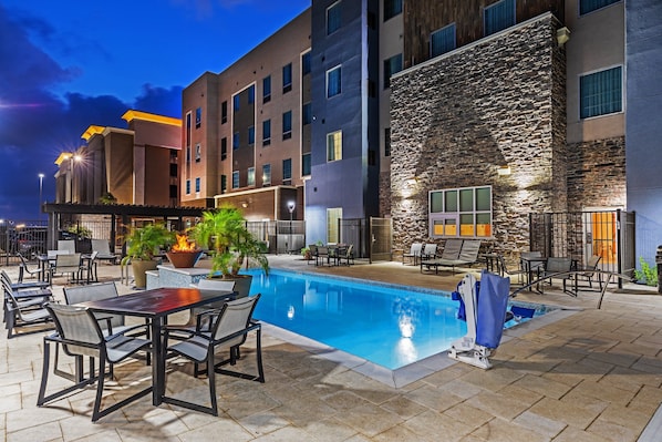 Una piscina al aire libre