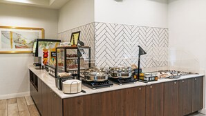朝食 (ビュッフェ)、平日に提供 (無料)