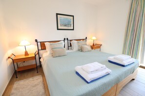 2 soverom, safe på rommet, strykejern/-brett og reiseseng for barn