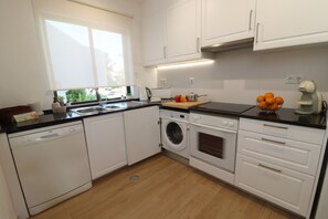 Fridge, microwave, oven, stovetop - 2 Bedroom Apartment with Swimming pool at São Rafael Beach - Albufeira (Albufeira)