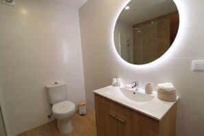 Combined shower/bathtub, towels, shampoo