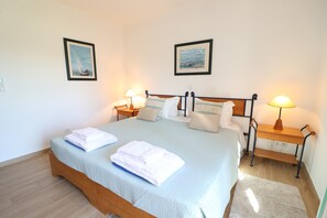 2 chambres, coffre-fort, fer et planche à repasser, lit de bébé portatif