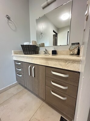 Douche, séchoir à cheveux, serviettes fournies, savon