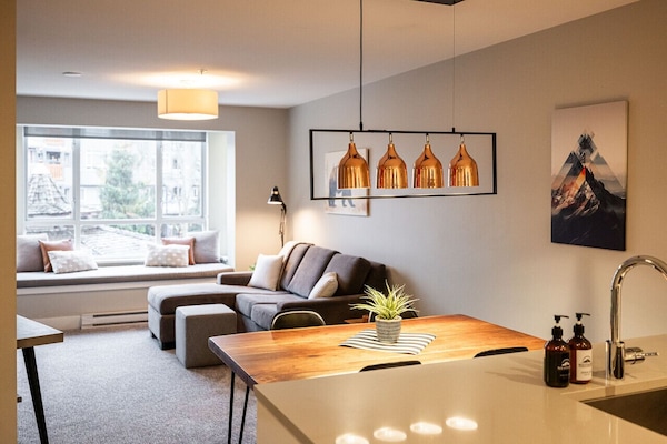Welcome to Bear Lodge 206- A great location on the Village stroll allows for amazing walkability to everything you can imagine. A refreshed space, that sleeps 4 comfortably is perfect for your family Whistler getaway!