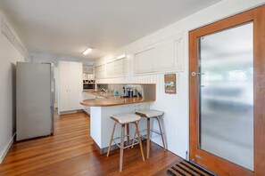Fridge, microwave, stovetop, dishwasher