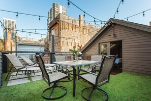 Outdoor dining - GROUP LUX in Old Town 4bd/3ba (+Rooftop/Parking) (Chicago)