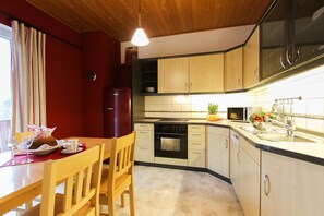 ثلاجة، ميكروويف، فرن، موقد طهي مسطح