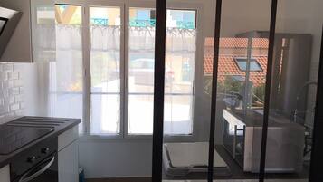 Een koelkast, een microgolfoven, een oven, een kookplaat