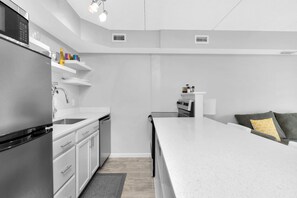 Geladeira, micro-ondas, fogão, cooktop