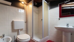 Doccia, asciugacapelli, bidet, asciugamani
