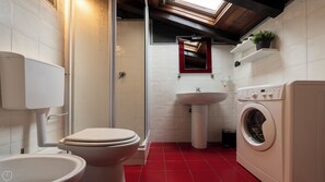 Doccia, asciugacapelli, bidet, asciugamani