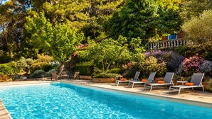 A clear swimming pool with lounge chairs and a variety of plants and trees around. - Provençal Villa with Large Pool • 9000 m² of Nature • Total Privacy (Draguignan)