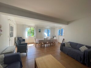 Una televisión, una chimenea, una mesa de tenis de mesa