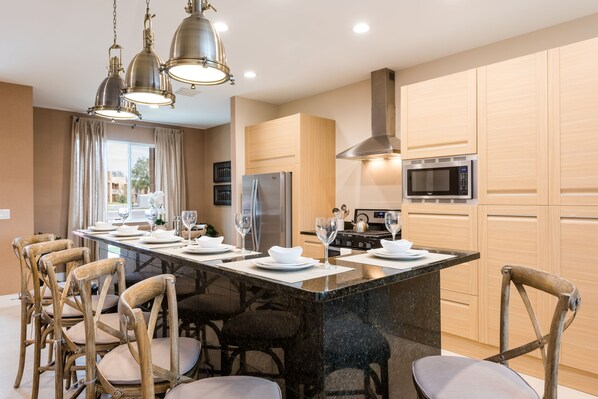 Fridge, microwave, oven, stovetop - Near Disney, Resort Style, Free Parking & Wi-Fi Outdoor Pool (Kissimmee)