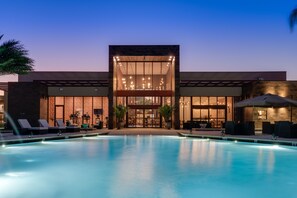 A heated pool - Near Disney, Resort Style, Free Parking & Wi-Fi Outdoor Pool (Kissimmee)