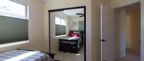 3 Schlafzimmer, Schreibtisch, Bügeleisen/Bügelbrett, Reisekinderbett