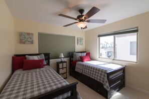 3 chambres, bureau, fer et planche à repasser, lit de bébé portatif