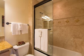 Badewanne, Haartrockner, Handtücher