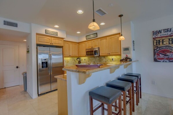 冷蔵庫、電子レンジ、オーブン、コンロ