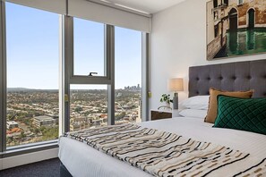 1 bedroom, iron/ironing board, WiFi, bed sheets - High-Rise Balcony Unit with City Views, Gym, Pool (Moonee Ponds)