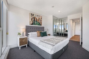 1 bedroom, iron/ironing board, WiFi, bed sheets - High-Rise Balcony Unit with City Views, Gym, Pool (Moonee Ponds)