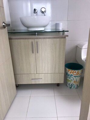 Panoramic Apartment | Bathroom | Shower, towels