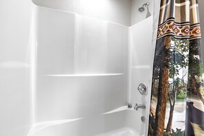 Combined shower/tub, jetted tub, hair dryer, towels