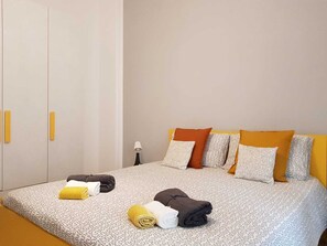 4 bedrooms, desk, iron/ironing board, travel cot
