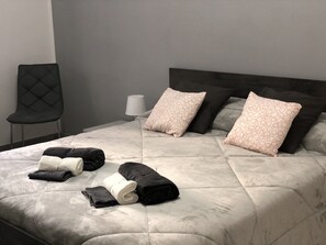 4 soverom, skrivebord, strykejern/-brett og reiseseng for barn