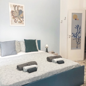 4 soverom, skrivebord, strykejern/-brett og reiseseng for barn