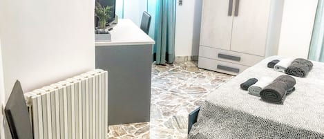 4 bedrooms, desk, iron/ironing board, travel cot