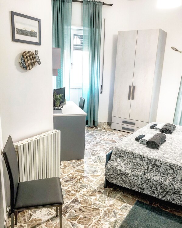 4 bedrooms, desk, iron/ironing board, travel crib