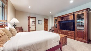 4 habitaciones, tabla de planchar con plancha, wifi y ropa de cama