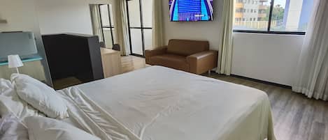 1 bedroom, desk, WiFi