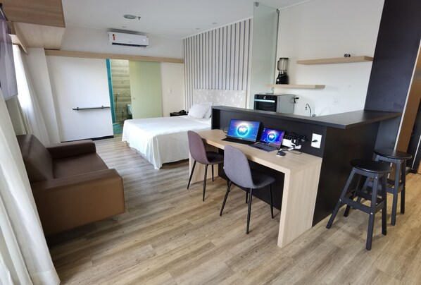 1 bedroom, desk, WiFi - LAUNCH! Stylish, Newly Decorated Flat! (PI)