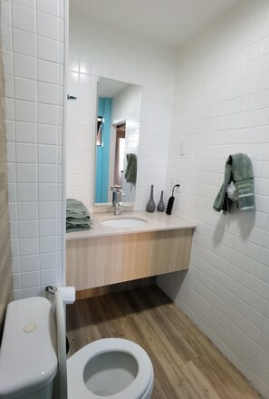 Free toiletries, hair dryer - LAUNCH! Stylish, Newly Decorated Flat! (PI)