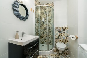 Basic Quadruple Room, 1 Bedroom, Non Smoking, Ensuite | Bathroom | Shower, rainfall showerhead, hair dryer, soap