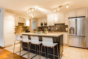 Kylskåp, mikrovågsugn, ugn och spishäll