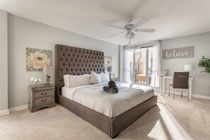 4 sovrum, skrivbord, strykjärn/strykbräda och resesäng