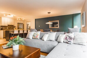 Smart-tv, eldstad och kontor