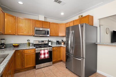 Comfy, Upgraded 3B/1Bth w Great Access to Airport
