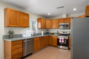 Fridge, microwave, oven, stovetop - Comfy, Upgraded 3B/1Bth w Great Access to Airport (Fresno)