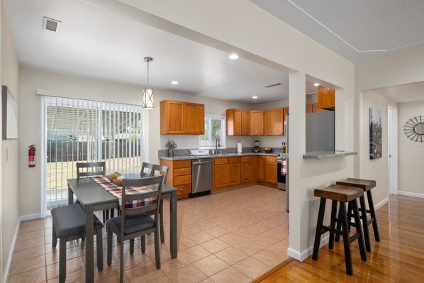 Dining - Comfy, Upgraded 3B/1Bth w Great Access to Airport (Fresno)