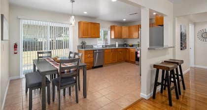 Comfy, Upgraded 3B/1Bth w Great Access to Airport