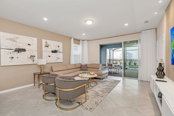 Villa (7400OAK) | Living room | Flat-screen TV